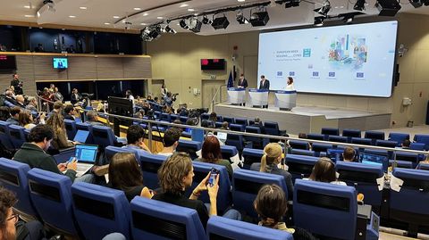 El comisario Raffaele Fitto (centro) y la presidenta del Comit� de Regiones, Kata T�tt�, en una comparecencia