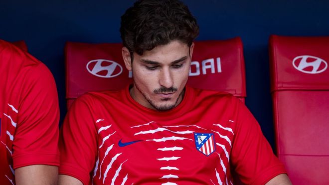 Juli�n �lvarez, con rostro serio, en el banquillo del Wanda Metropolitano en el partido entre el Atl�tico de Madrid y el Villarreal