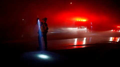 Bomberos, combatiendo las llamas de un incendio forestal en California