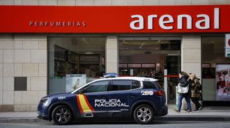 Un coche de la Polica Nacional, frente al Arenal de Cuatro Caminos