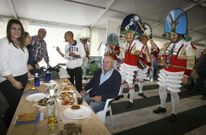<span lang= es-es >Extra�os bajo la carpa</span>. La presencia de los cigarrones sorprendi� a los comensales. Los de fuera de Galicia preguntaban quienes eran esos extra�os personajes y por qu� amagaban con pegar a la gente. Otros, como este grupo de Silleda y el Pa�s Vasco, presum�an de conocer el Entroido de Ver�n. 