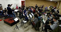 Alumnos de la banda juvenil e infantil muestran sus dotes como aut�nticos m�sicos. 