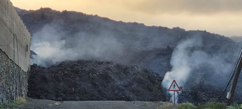 As avanza la lava del volcn de La Palma por la carretera de la costa