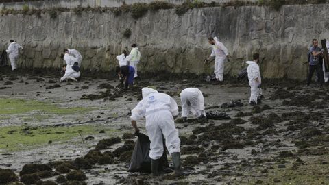 Imagen de archivo de una jornada de limpieza en la ría de O Burgo en el año 2019