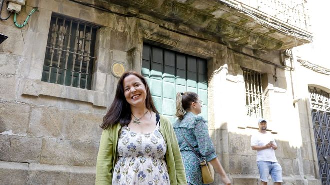 Luc&iacute;a Fern&aacute;ndez, diante do Colexio dos Irlandeses en Santiago.