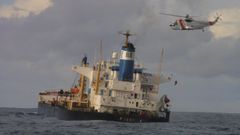 El Prestige, cuando fue alejado de la costa, el 14 de noviembre del 2002