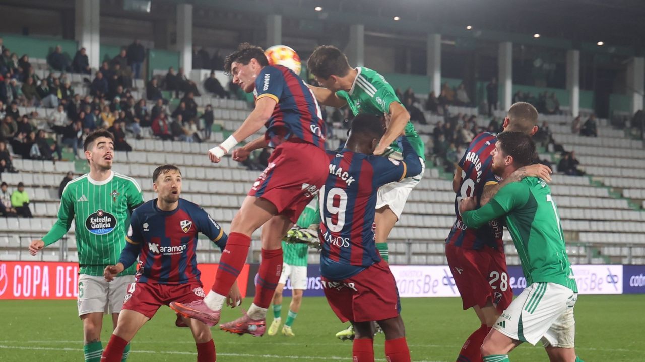 El Racing de Ferrol se despide de la Copa del Rey frente al Huesca (0-2)
