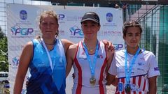 En el centro, Manuela Lastra, campeona gallega infantil B.