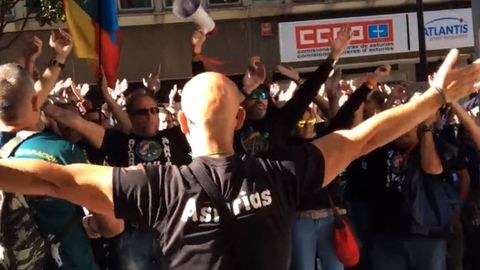 Polic�as y guardias civiles se concentran y colocan una estelada en la FSA