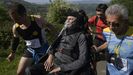 El exatleta internacional absoluto con Espaa, Jos Luis Capitn (c), paciente de ELA desde hace casi ocho aos sube a la mtica cima asturiana de El Angliru, de la que posee el rcord como el atleta ms rpido en la ascensin, con el fin de recaudar fondos para la lucha contra la ELA