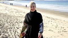 Inma L�pez Silva (na praia de Samil) presenta este s�bado en Melide e a semana que v�n en Vigo, co profesor Xes�s Alonso Montero, o libro �Quen non ten un av� fascista?