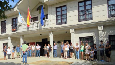 Barcelona Ourense.Concentracion en Vilamartin de Valdeorras de repulsa por los atentados de Barcelona y minuto de silencio por las vctimas