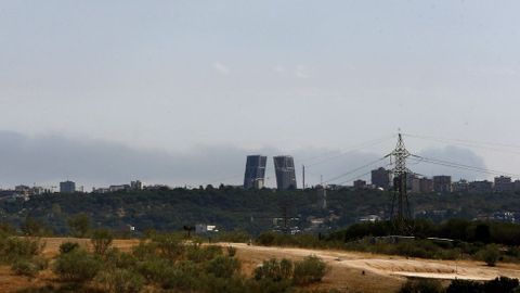 El humo se aprecia desde el municipio de Pozuelo de Alarcn, en Madrid. 