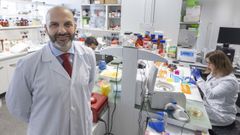 Rodolfo G�mez, en primer plano, dirige en Galicia el equipo en el IDIS de Santiago