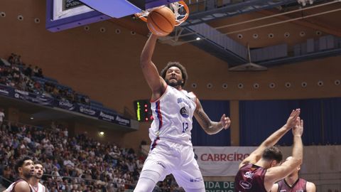 Soriano, el m�ximo anotador del Monbus Obradoiro ante el Lleida, ejecuta un mate