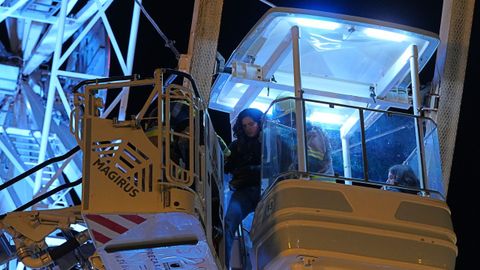 Unos bomberos rescatan a varias personas de la cabina de una noria en San Sebasti�n