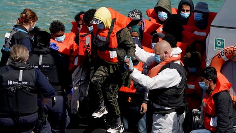 Llegada al puerto ingl�s de Dover de migrantes rescatados en el canal de la Mancha.