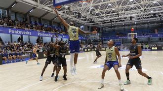 Michael Caicedo, con el 42, en el Obradoiro-Valencia Basket del torneo EncestaR�as celebrado en Pontevedra.