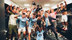 Los jugadores del Celta Fortuna, celebrando un triunfo en el vestuario de Bala�dos.
