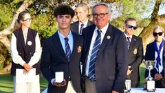 Jorge de la Riva sosteniendo la medalla de plata del Campeonato de Europa sub-16.
