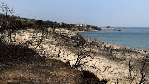 Vista general de una zona costera quemada en la localidad de Kiotari, en la isla de Rodas