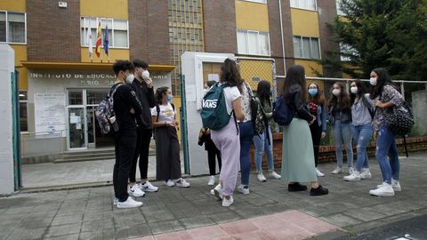 Estudiantes del instituto Ro Cabe, en Monforte, antes de entrar