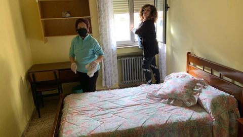 Unas voluntarias acicalan una habitaci�n del colegio San Jos� de Sotrondio para los refugiados ucranianos