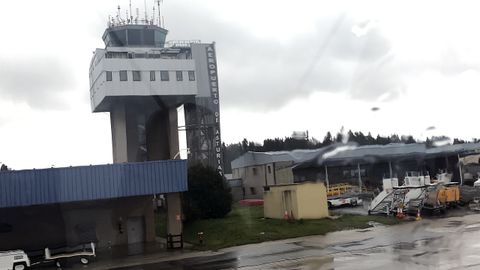 La torre de control del Aeropuerto de Asturias detrás de un cristal mojado por la lluvia