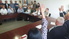 Los socialistas votando a Pilar García Porto como alcaldesa de Antas de Ulla