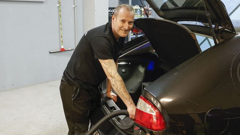 Juan Puig, en su establecimiento de lavado de veh�culos.