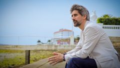 Manel Loureiro Doval (Pontevedra, 1975), posando en la isla de A Toxa.