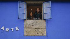 La santiaguesa Paula Paradela y el peruano Jos� Torres est�n detr�s de escuela y estudio de arte Ultramarte, un nombre que se refiere a la combinaci�n del mar que une culturas, de otros planetas y del arte. Dicen, adem�s, que el azul �ndigo de su fachada conecta con el color del mar y es un tono t�pico en el arte de la India o Marruecos.