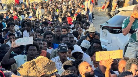 Cruz Roja y la organizaci�n Sur Sur reparten alimentos b�sicos entre los migrantes.