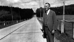 Robert Walser, en uno de sus famosos paseos