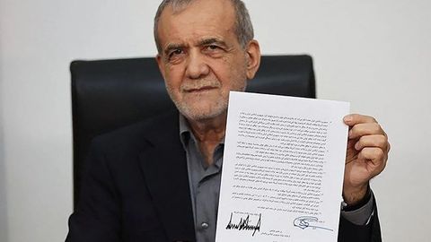 El presidente de Ir�n, Masoud Pezeshkian, muestra el documento de paz firmado por �l y Donald Trump