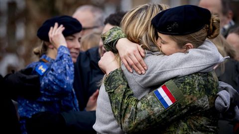 La reina M�xima de Holanda abrazada a su hija Amalia durante la graduaci�n militar de la joven