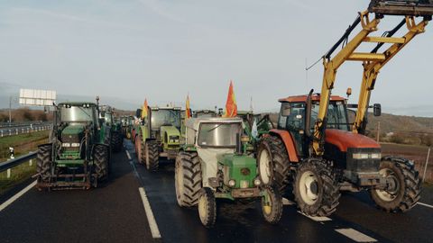 Tractores cortando la A-52 en Xinzo