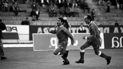 Celebrando un gol en Balados con el Sevilla en 1992