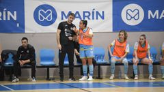 El entrenador del Marn Futsal da instrucciones a una de sus jugadores en el ltimo partido en A Raa