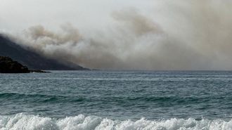 El humo es visibile desde la playa y el paseo, plenos por ser la romer�a de Santo Hadri�n