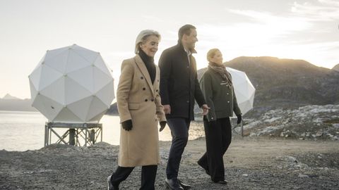 Von der Leyen, este lunes junto al l�der groenland�s, Jens-Frederik Nielsen, y la primera ministra danesa, Mette Frederiksen, en Groenlandia.