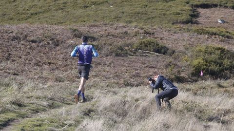 Un fot�grafo capta una imagen de un corredor en el monte de Vila��n