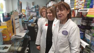 La farmac�utica Olga Vilari�o (primera por la derecha), con dos de sus empleadas en el establecimiento de Triab� (Castro de Rei), que est� abierto desde el a�o 2011
