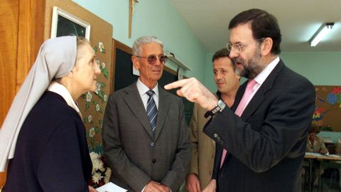 Rajoy, con su padre, en su visita al colegio de Pontevedra en el que estudió en su infancia