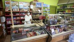 Los Santalla en Canido. Casi cuatro d�cadas lleva Puri Santalla al frente de un establecimiento con dos entradas: una para el estanco y otra para la zona de alimentaci�n y un mont�n de art�culos que pueden faltar a �ltima hora, de comida de perros a productos de limpieza y hasta regalos con chiste para quedar bien en el postre de cualquier convite. 