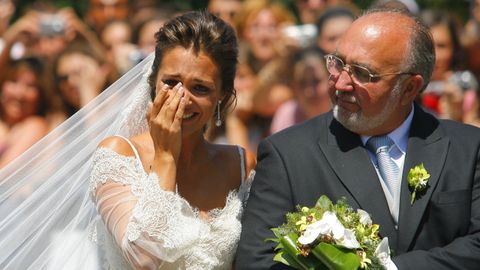Paula Echevarr�a, muy emocionada, junto a su padre el d�a de su boda con David Bustamante en el 2006