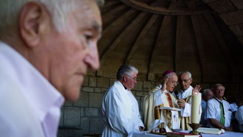 Romer�a da Virxe do Cristal.En el campo del santuario se celebra la misa solemne, que presidi� el obispo de la di�cesis de Ourense.