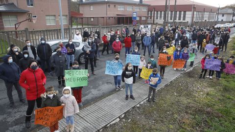 Padres, alumnos y vecinos se concentraron a las puertas del colegio de Baamonde