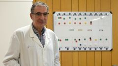Juan S�nchez Castro, coordinador del centro m�dico de A Estrada, delante del panel en el que se reparten las urgencias