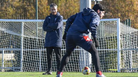 Rub�n Dom�nguez observando un entrenamiento en A Xunqueira